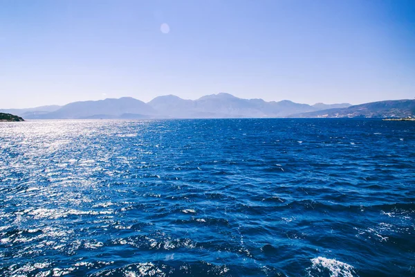 Hermosa vista del mar desde el barco, la costa griega — Foto de Stock