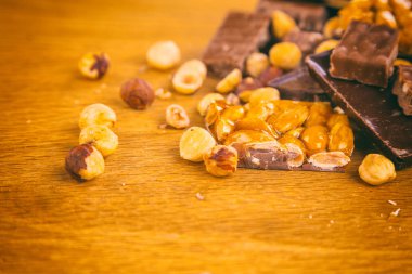 Ahşap arka planda fındıklar