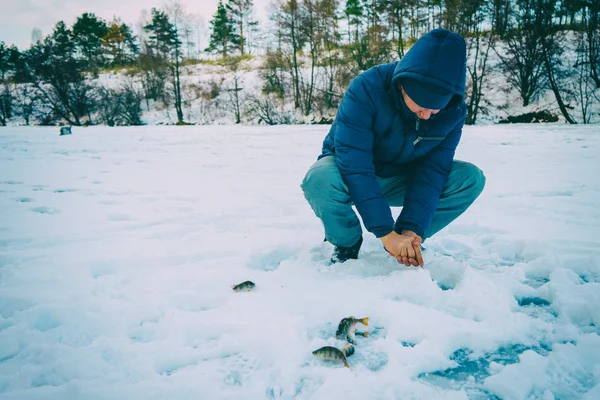 Fångad fisk på isfiske — Stockfoto