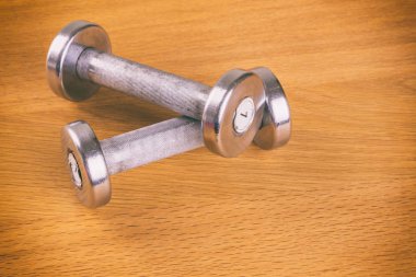 Dambıl ve eldiven ahşap arka plan üzerinde.