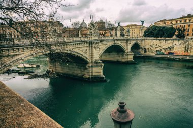 tiber Nehri'nin üzerinde köprü