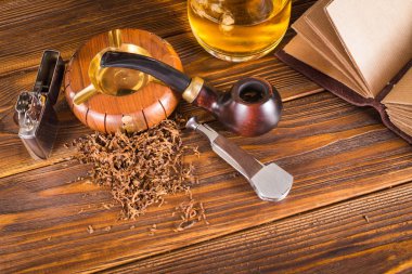 Arka plan yasaktır boru ahşap arka plan üzerinde.