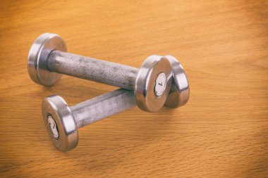 Dambıl ve eldiven ahşap arka plan üzerinde.