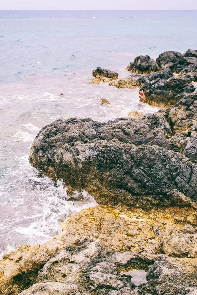 Hermosa costa del mar, la belleza de la naturaleza . — Foto de Stock