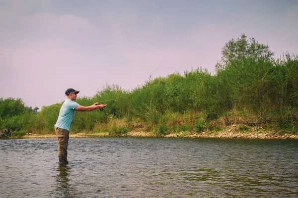 Pesca sportiva sul fiume di montagna . — Foto Stock