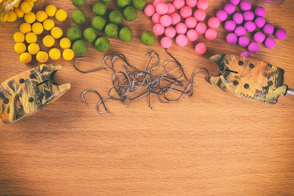 Ahşap arka plan üzerinde balıkçılık için donatım.