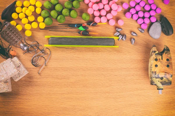 Ahşap arka plan üzerinde balıkçılık için donatım.