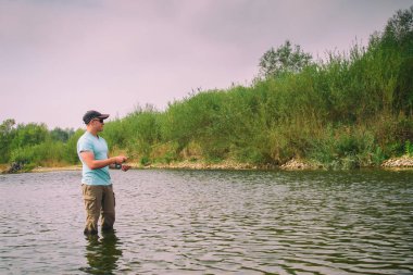 Spor balıkçı dağ Nehri üzerinde.