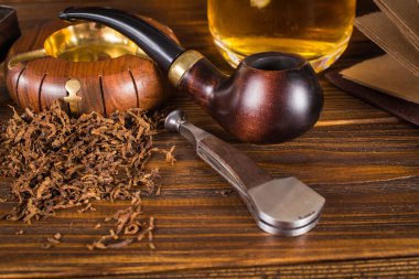 Arka plan yasaktır boru ahşap arka plan üzerinde.