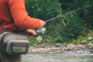 Spor balıkçı dağ Nehri üzerinde.