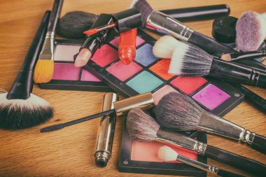 Masanın üzerine makyaj araçları.