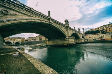 tiber Nehri'nin üzerinde köprü
