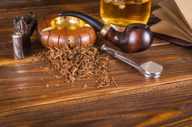 Arka plan yasaktır boru ahşap arka plan üzerinde.