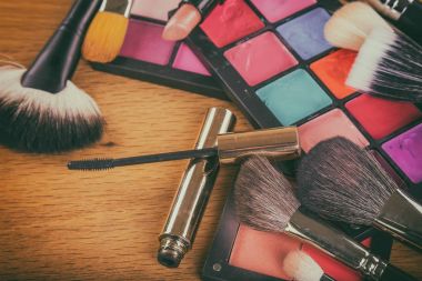 Masanın üzerine makyaj araçları.