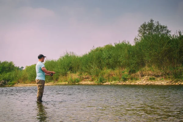 Рыбалка на горной реке . — стоковое фото