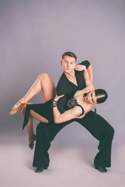 Balo Salonu dansçılar gri bir arka plan üzerinde — Stok fotoğraf