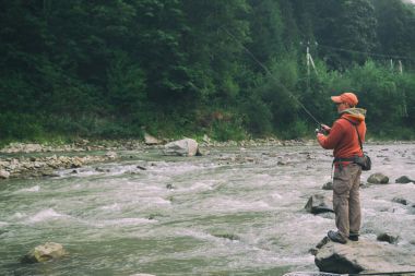 Spor balıkçı dağ Nehri üzerinde.