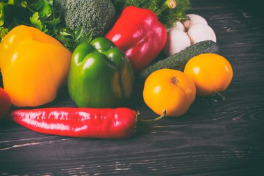 Sebze siyah ahşap zemin