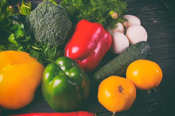 Sebze siyah ahşap zemin