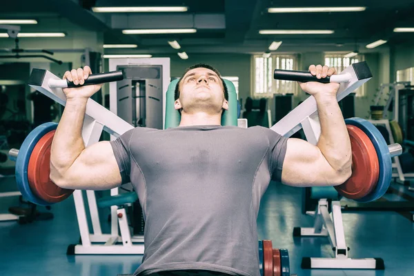 Man in de sportschool — Stockfoto