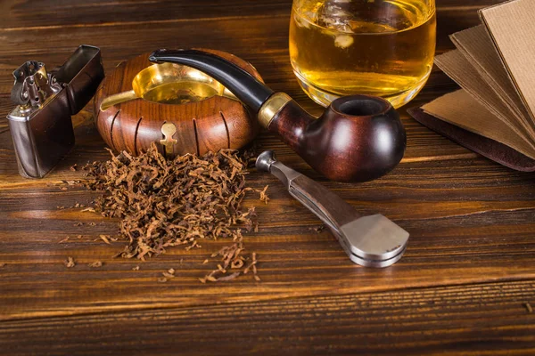 Arka plan yasaktır boru ahşap arka plan üzerinde.