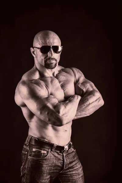 Bodybuilder auf schwarzem Hintergrund. — Stockfoto