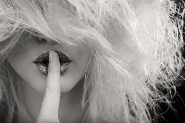 Güzel sarışın kameraya poz.