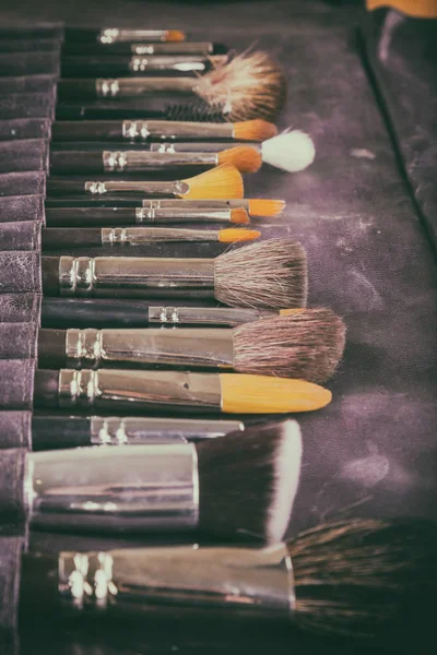 Masanın üzerine makyaj araçları.