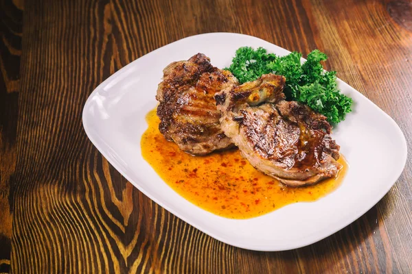 Sığır eti biftek kızartma. Lezzetli yemekler.