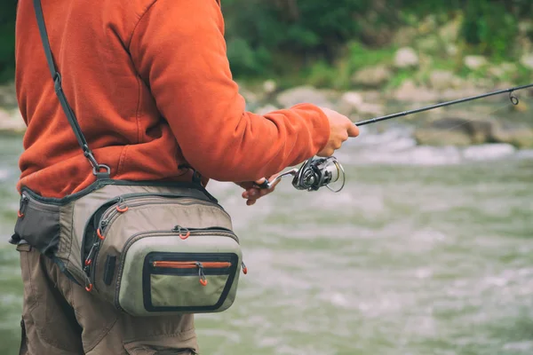 Pesca deportiva en el río de montaña . —  Fotos de Stock