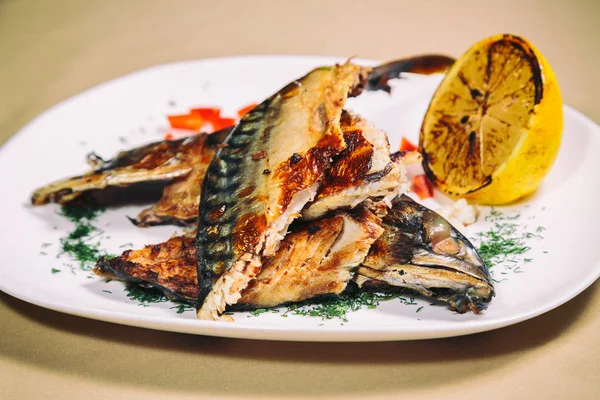 Kızarmış uskumru. Lezzetli yemekler.