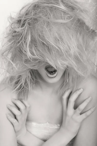 Güzel sarışın kameraya poz.