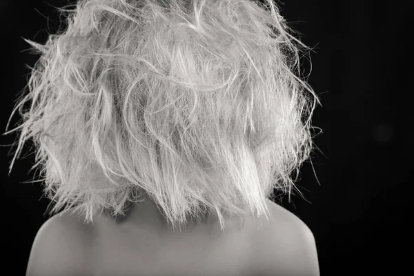 Güzel sarışın kameraya poz.