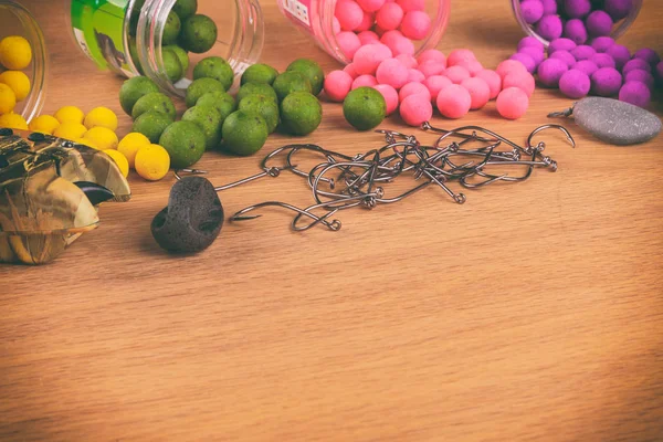 Masada balık malzemeleri var..