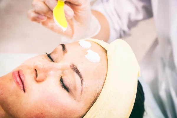 Cosmetische gezichtsbehandeling in de spa. — Stockfoto