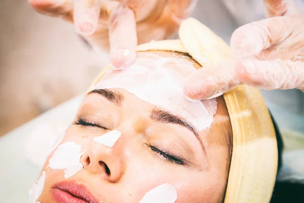 Tratamiento facial cosmético en el spa . —  Fotos de Stock