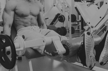 Spor salonunda vücut geliştirme