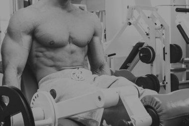 Spor salonunda vücut geliştirme