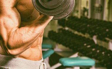 Spor salonunda vücut geliştirme