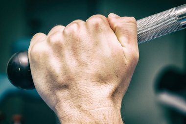 Spor salonundaki adam.