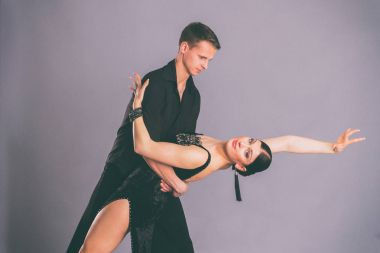 Balo Salonu dansçılar gri bir arka plan üzerinde