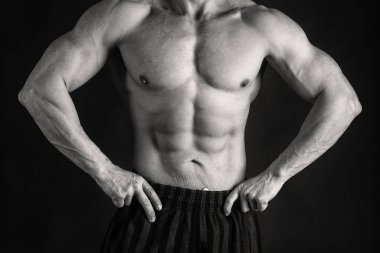 siyah zemin vücut geliştirmeci.