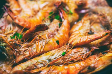 Büyük kaplan karides yemek,