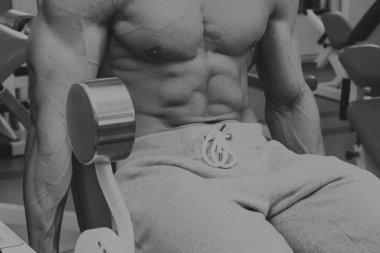 Spor salonunda vücut geliştirme