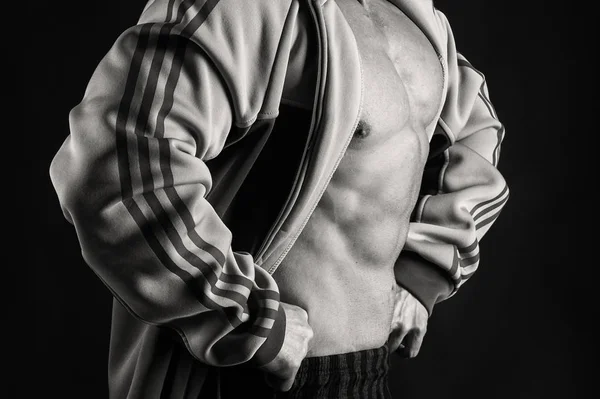 Bodybuilder auf schwarzem Hintergrund. — Stockfoto