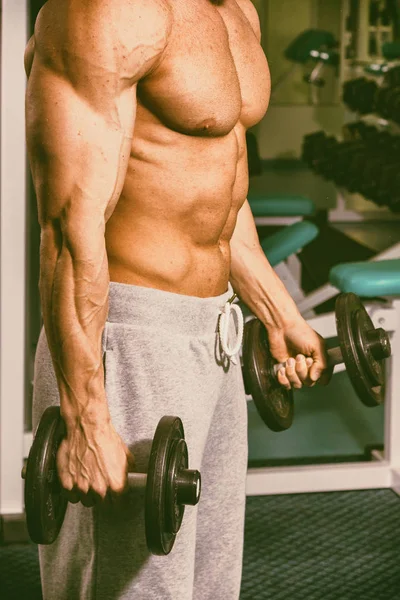 Spor salonunda vücut geliştirme