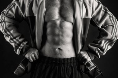 siyah zemin vücut geliştirmeci.