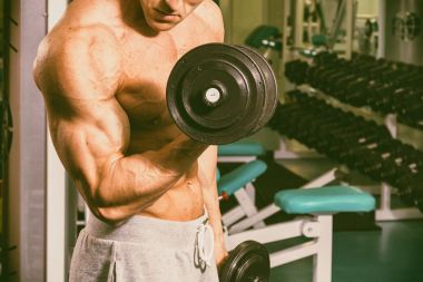 Spor salonunda vücut geliştirme