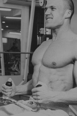 Spor salonunda vücut geliştirme