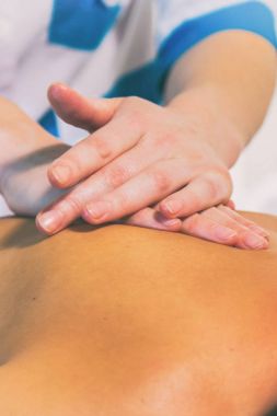 Spa salonunda masaj.